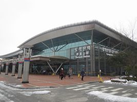 都羅山駅外観