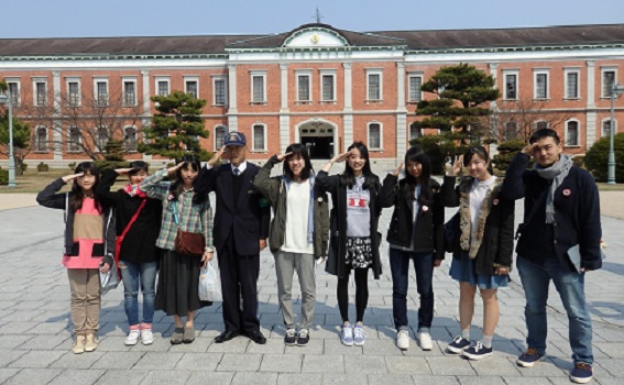 学校校舎前