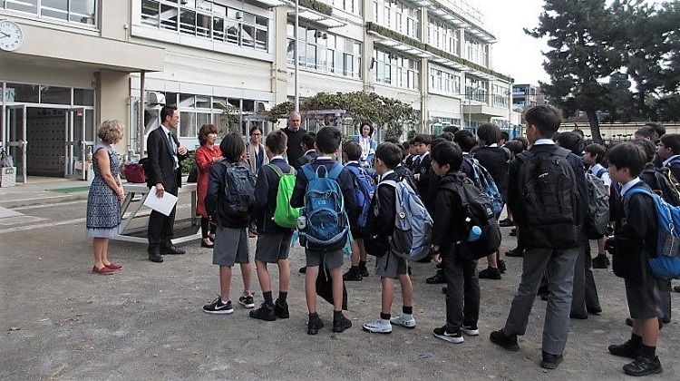 学校到着
