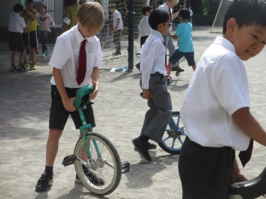 竹馬と一輪車